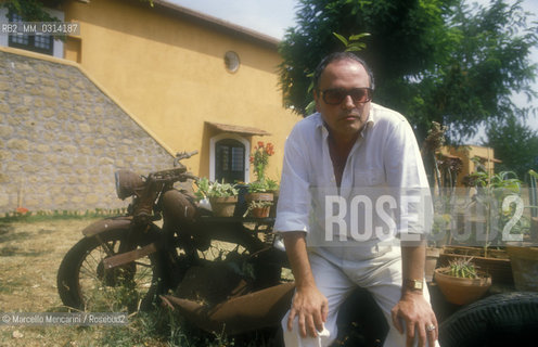 Genazzano (Rome), 1988. Italian composer Sylvano Bussotti in front of his home / Genazzano (Roma), 1988. Il compositore Sylvano Bussotti davanti alla sua casa - ©Marcello Mencarini/Rosebud2