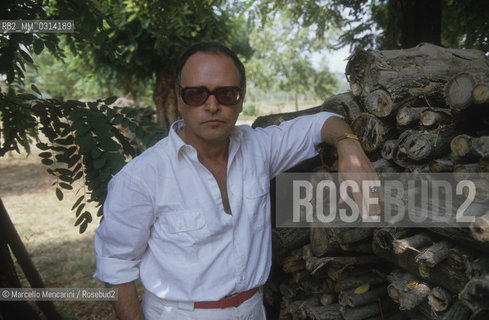 Genazzano (Rome), 1988. Italian composer Sylvano Bussotti in the garden of his home / Genazzano (Roma), 1988. Il compositore Sylvano Bussotti nel giardino della sua casa - ©Marcello Mencarini/Rosebud2