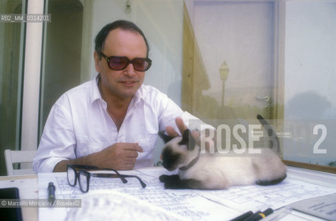 Genazzano (Rome), 1988. Italian composer Sylvano Bussotti at home / Genazzano (Roma), 1988. Il compositore Sylvano Bussotti nella sua casa - ©Marcello Mencarini/Rosebud2