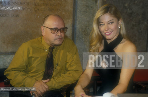 Venice Biennale of Music 1991. Italian composer Sylvano Bussotti and porn star Moana Pozzi / Biennale Musica di Venezia 1991. Il compositore Sylvano Bussotti con la porno star Moana Pozzi davanti al Teatro La Fenice - ©Marcello Mencarini/Rosebud2