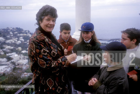 Capri, 1995, British writer Antonia Byatt signing autographs / Capri, 1995. La scrittrice inglese Antonia Byatt mentre firma autografi - ©Marcello Mencarini/Rosebud2