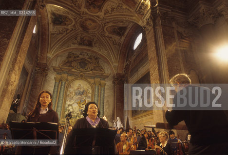 Rome, Saint Marys of the Angels and rhe Martyrs Basilica, 1999. Soprano Montserrat Caballé and her daughter Montserrat Martì singing together during a rehearsal, conducted by choir master Paulo Colino / Roma, Basilica di Santa Maria degli angeli e dei martiri, 1999. Il soprano Montserrat Caballè e sua figlia Montserrat Martì cantano insieme durante una prova, dirette dal maestro del coro Paolo Colino - ©Marcello Mencarini/Rosebud2