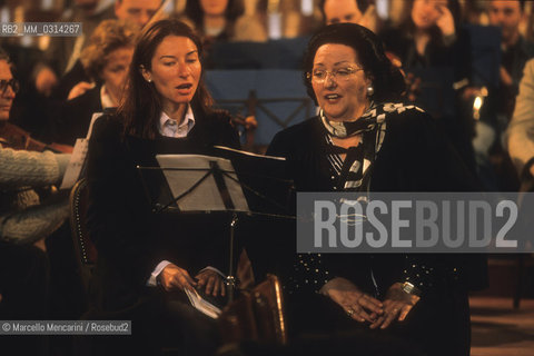 Rome, Saint Marys of the Angels and rhe Martyrs Basilica, 1999. Soprano Montserrat Caballé and her daughter Montserrat Martì singing together during a rehearsal / Roma, Basilica di Santa Maria degli angeli e dei martiri, 1999. Il soprano Montserrat Caballè e sua figlia Montserrat Martì cantano insieme durante una prova - ©Marcello Mencarini/Rosebud2