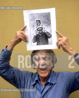 Perugia, 1992. American composer John Cage holding a photo  taken in 1983 of him holding another photo of him taken in 1982 by the same photographer /  Perugia, 1992. Il compositore John Cage che tiene tra le mani una sua foto scattata nel 1983 di lui che tiene in mano unaltra foto di lui scattata dallo stesso fotografo lanno precedente - ©Marcello Mencarini/Rosebud2