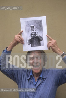 Perugia, 1992. American composer John Cage holding a photo  taken in 1983 of him holding another photo of him taken in 1982 by the same photographer /  Perugia, 1992. Il compositore John Cage che tiene tra le mani una sua foto scattata nel 1983 di lui che tiene in mano unaltra foto di lui scattata dallo stesso fotografo lanno precedente - ©Marcello Mencarini/Rosebud2