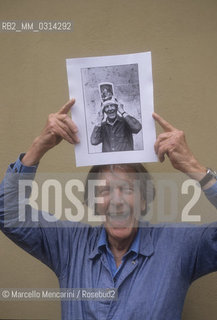 Perugia, 1992. American composer John Cage holding a photo  taken in 1983 of him holding another photo of him taken in 1982 by the same photographer /  Perugia, 1992. Il compositore John Cage che tiene tra le mani una sua foto scattata nel 1983 di lui che tiene in mano unaltra foto di lui scattata dallo stesso fotografo lanno precedente - ©Marcello Mencarini/Rosebud2