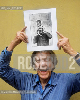 Perugia, 1992. American composer John Cage holding a photo  taken in 1983 of him holding another photo of him taken in 1982 by the same photographer /  Perugia, 1992. Il compositore John Cage che tiene tra le mani una sua foto scattata nel 1983 di lui che tiene in mano unaltra foto di lui scattata dallo stesso fotografo lanno precedente - ©Marcello Mencarini/Rosebud2