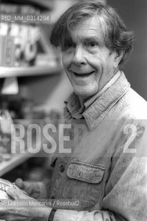 Venice, 1982. American composer John Cage in an organic grocery store shopping cookies for his macrobiotic diet / Venezia, 1982. Il compositore John Cage in un negozio di cibi biologici mentre compra dei biscotti per la sua dieta macrobiotica - ©Marcello Mencarini/Rosebud2
