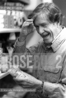 Venice, 1982. American composer John Cage in an organic grocery store shopping cookies for his macrobiotic diet / Venezia, 1982. Il compositore John Cage in un negozio di cibi biologici mentre compra dei biscotti per la sua dieta macrobiotica - ©Marcello Mencarini/Rosebud2