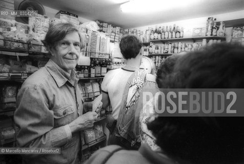 Venice, 1982. American composer John Cage in an organic grocery store shopping cookies for his macrobiotic diet / Venezia, 1982. Il compositore John Cage in un negozio di cibi biologici mentre compra dei biscotti per la sua dieta macrobiotica - ©Marcello Mencarini/Rosebud2