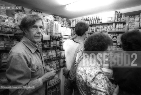 Venice, 1982. American composer John Cage in an organic grocery store shopping cookies for his macrobiotic diet / Venezia, 1982. Il compositore John Cage in un negozio di cibi biologici mentre compra dei biscotti per la sua dieta macrobiotica - ©Marcello Mencarini/Rosebud2