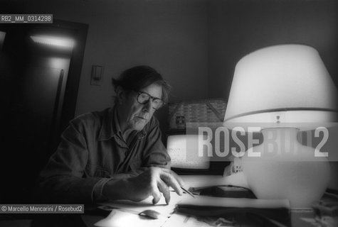Venice, 1982. American composer John Cage in his hotel room / Venezia, 1982. Il compositore John Cage nella sua stanza dalbergo - ©Marcello Mencarini/Rosebud2