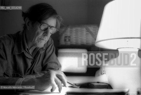 Venice, 1982. American composer John Cage in his hotel room / Venezia, 1982. Il compositore John Cage nella sua stanza dalbergo - ©Marcello Mencarini/Rosebud2
