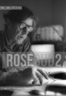 Venice, 1982. American composer John Cage in his hotel room / Venezia, 1982. Il compositore John Cage nella sua stanza dalbergo - ©Marcello Mencarini/Rosebud2