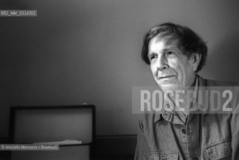 Venice, 1982. American composer John Cage in his hotel room / Venezia, 1982. Il compositore John Cage nella sua stanza dalbergo - ©Marcello Mencarini/Rosebud2