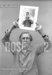 Perugia, 1992. American composer John Cage holding a photo taken in 1983 of him holding another photo of him taken in1982 by the same photographer /  Perugia, 1992. Il compositore John Cage che tiene tra le mani una sua foto scattata nel 1983 di lui che tiene in mano unaltra foto di lui scattata dallo stesso fotografo lanno precedente - ©Marcello Mencarini/Rosebud2