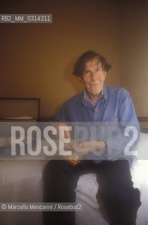 Venice, 1982. American composer John Cage in his hotel room sitting on the bed with a chessboard / Venezia, 1982. Il compositore John Cage nella sua stanza dalbergo seduto sul letto con una scacchiera - ©Marcello Mencarini/Rosebud2