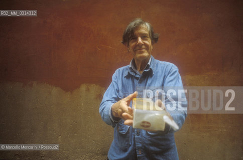 Venice, 1982. American composer John Cage holding a box of cookies for his macrobiotic diet / Venezia, 1982. Il compositore John Cage mostra una scatola di biscotti per la sua dieta macrobiotica - ©Marcello Mencarini/Rosebud2