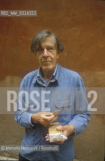 Venice, 1982. American composer John Cage holding a box of cookies for his macrobiotic diet / Venezia, 1982. Il compositore John Cage mostra una scatola di biscotti per la sua dieta macrobiotica - ©Marcello Mencarini/Rosebud2