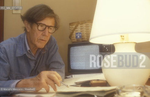 Venice, 1982. American composer John Cage in his hotel room / Venezia, 1982. Il compositore John Cage nella sua stanza dalbergo - ©Marcello Mencarini/Rosebud2