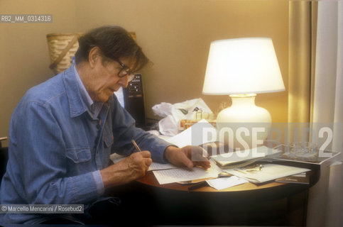 Venice, 1982. American composer John Cage in his hotel room / Venezia, 1982. Il compositore John Cage nella sua stanza dalbergo - ©Marcello Mencarini/Rosebud2