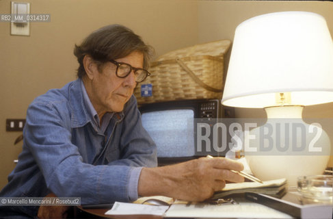Venice, 1982. American composer John Cage in his hotel room / Venezia, 1982. Il compositore John Cage nella sua stanza dalbergo - ©Marcello Mencarini/Rosebud2