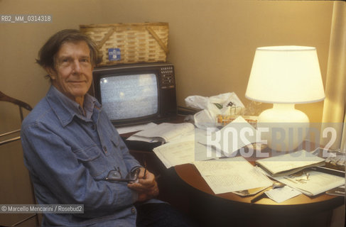 Venice, 1982. American composer John Cage in his hotel room / Venezia, 1982. Il compositore John Cage nella sua stanza dalbergo - ©Marcello Mencarini/Rosebud2