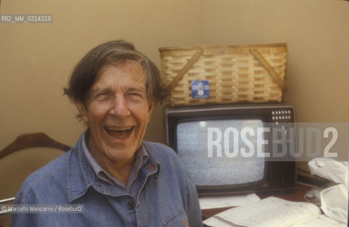 Venice, 1982. American composer John Cage in his hotel room / Venezia, 1982. Il compositore John Cage nella sua stanza dalbergo - ©Marcello Mencarini/Rosebud2