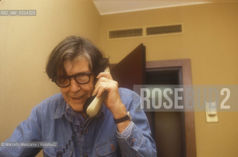 Venice, 1982. American composer John Cage phoning in his hotel room / Venezia, 1982. Il compositore John Cage nella sua stanza dalbergo mentre telefona - ©Marcello Mencarini/Rosebud2