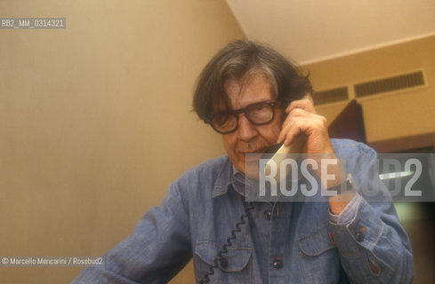 Venice, 1982. American composer John Cage phoning in his hotel room / Venezia, 1982. Il compositore John Cage nella sua stanza dalbergo mentre telefona - ©Marcello Mencarini/Rosebud2