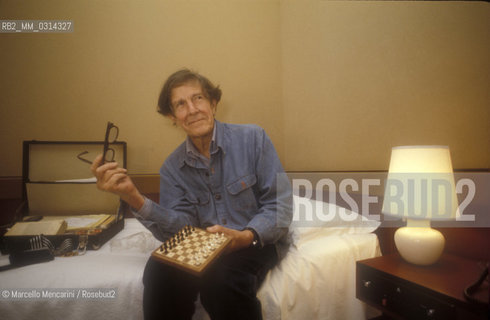 Music composer  JOHN CAGE in a hotel room, Venice 1982 / JOHN CAGE, compositore, in una camera dalbergo, Venezia 1982 ©Marcello Mencarini/Rosebud2
