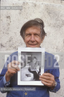 Roma, 1983. American composer John Cage holding a photo of him taken in the previous year in Venice by the same photographer / Roma, 1983. Il compositore John Cage tiene in mano una sua foto scattata lanno precedente a Venezia dallo stesso fotografo - ©Marcello Mencarini/Rosebud2