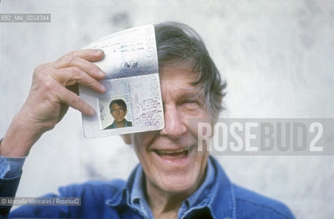 Roma, 1983. American composer John Cage showing his passport/ Roma, 1983. Il compositore John Cage mentre mostra il suo passaporto - ©Marcello Mencarini/Rosebud2
