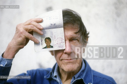 Roma, 1983. American composer John Cage showing his passport/ Roma, 1983. Il compositore John Cage mentre mostra il suo passaporto - ©Marcello Mencarini/Rosebud2