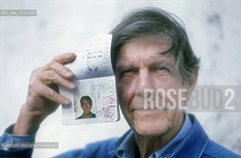 Roma, 1983. American composer John Cage showing his passport/ Roma, 1983. Il compositore John Cage mentre mostra il suo passaporto - ©Marcello Mencarini/Rosebud2
