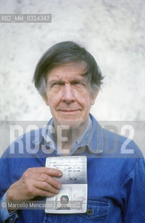 Roma, 1983. American composer John Cage showing his passport/ Roma, 1983. Il compositore John Cage mentre mostra il suo passaporto - ©Marcello Mencarini/Rosebud2