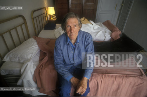 Perugia, 1992. American composer  John Cage sitting on the bed in his hotel room / Perugia, 1992. Il compositore John Cage seduto sul letto nella sua stanza dalbergo - ©Marcello Mencarini/Rosebud2