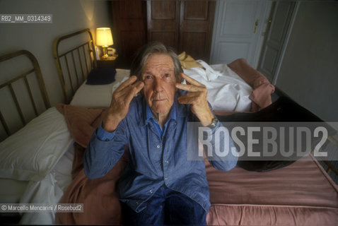 Perugia, 1992. American composer  John Cage sitting on the bed in his hotel room / Perugia, 1992. Il compositore John Cage seduto sul letto nella sua stanza dalbergo - ©Marcello Mencarini/Rosebud2
