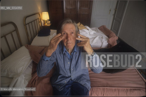 Perugia, 1992. American composer  John Cage sitting on the bed in his hotel room / Perugia, 1992. Il compositore John Cage seduto sul letto nella sua stanza dalbergo - ©Marcello Mencarini/Rosebud2