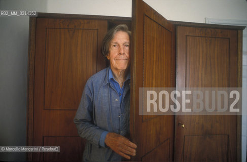 Perugia, 1992. American composer  John Cage opening the closet door in his hotel room  / Perugia, 1992. Il compositore John Cage mentre apre la porta dellarmadio nella sua stanza dalbergo - ©Marcello Mencarini/Rosebud2