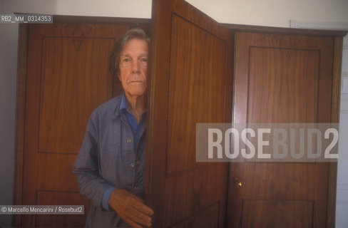 Perugia, 1992. American composer  John Cage opening the closet door in his hotel room  / Perugia, 1992. Il compositore John Cage mentre apre la porta dellarmadio nella sua stanza dalbergo - ©Marcello Mencarini/Rosebud2