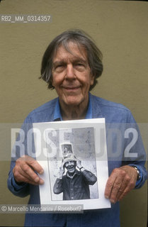 Perugia, 1992. American composer John Cage holding a photo taken in 1983 of him holding another photo of him taken in1982 by the same photographer /  Perugia, 1992. Il compositore John Cage che tiene tra le mani una sua foto scattata nel 1983 di lui che tiene in mano unaltra foto di lui scattata dallo stesso fotografo lanno precedente - ©Marcello Mencarini/Rosebud2