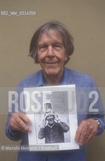 Perugia, 1992. American composer John Cage holding a photo taken in 1983 of him holding another photo of him taken in1982 by the same photographer /  Perugia, 1992. Il compositore John Cage che tiene tra le mani una sua foto scattata nel 1983 di lui che tiene in mano unaltra foto di lui scattata dallo stesso fotografo lanno precedente - ©Marcello Mencarini/Rosebud2