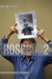 Perugia, 1992. American composer John Cage holding a photo taken in 1983 of him holding another photo of him taken in 1982 by the same photographer /  Perugia, 1992. Il compositore John Cage che tiene tra le mani una sua foto scattata nel 1983 di lui che tiene in mano unaltra foto di lui scattata dallo stesso fotografo lanno precedente - ©Marcello Mencarini/Rosebud2