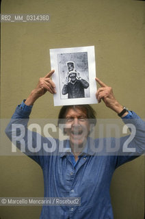 Perugia, 1992. American composer John Cage holding a photo taken in 1983 of him holding another photo of him taken in 1982 by the same photographer /  Perugia, 1992. Il compositore John Cage che tiene tra le mani una sua foto scattata nel 1983 di lui che tiene in mano unaltra foto di lui scattata dallo stesso fotografo lanno precedente - ©Marcello Mencarini/Rosebud2