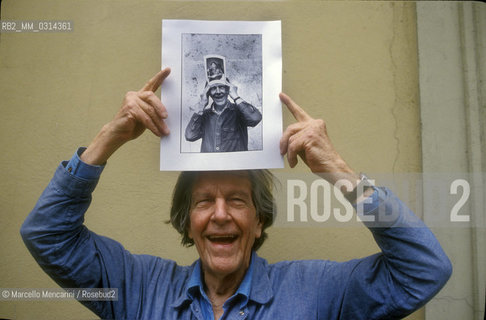 Perugia, 1992. American composer John Cage holding a photo taken in 1983 of him holding another photo of him taken in 1982 by the same photographer /  Perugia, 1992. Il compositore John Cage che tiene tra le mani una sua foto scattata nel 1983 di lui che tiene in mano unaltra foto di lui scattata dallo stesso fotografo lanno precedente - ©Marcello Mencarini/Rosebud2
