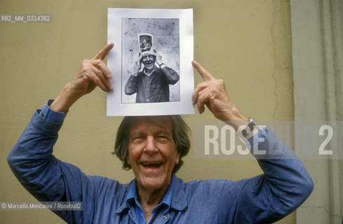 Perugia, 1992. American composer John Cage holding a photo taken in 1983 of him holding another photo of him taken in 1982 by the same photographer /  Perugia, 1992. Il compositore John Cage che tiene tra le mani una sua foto scattata nel 1983 di lui che tiene in mano unaltra foto di lui scattata dallo stesso fotografo lanno precedente - ©Marcello Mencarini/Rosebud2