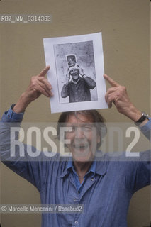 Perugia, 1992. American composer John Cage holding a photo taken in 1983 of him holding another photo of him taken in 1982 by the same photographer /  Perugia, 1992. Il compositore John Cage che tiene tra le mani una sua foto scattata nel 1983 di lui che tiene in mano unaltra foto di lui scattata dallo stesso fotografo lanno precedente - ©Marcello Mencarini/Rosebud2