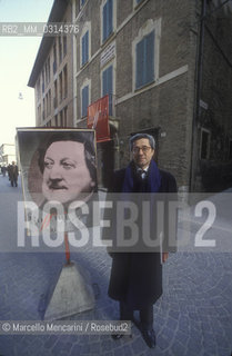 Pesaro. 1992. Italian musicologist Bruno Cagli in front of Rossinis birth house / Pesaro, 1992. Il musicologo Bruno cagli davanti alla casa natale di Rossini - ©Marcello Mencarini/Rosebud2