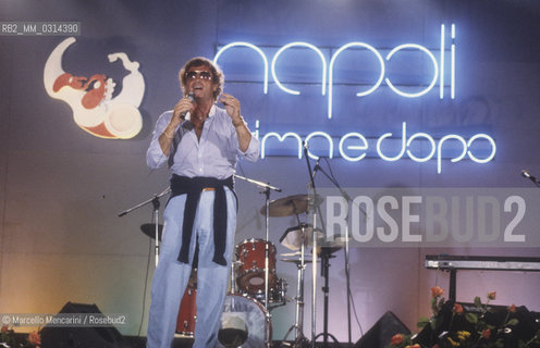 Naples, 1986. Italian pop singer Franco Califano performing at Neapolitan music festival Napoli prima e dopo (Naples before and after) / Napoli, 1986. Il cantante Franco Califano al festival della canzone napoletana Napoli prima e dopo - ©Marcello Mencarini/Rosebud2